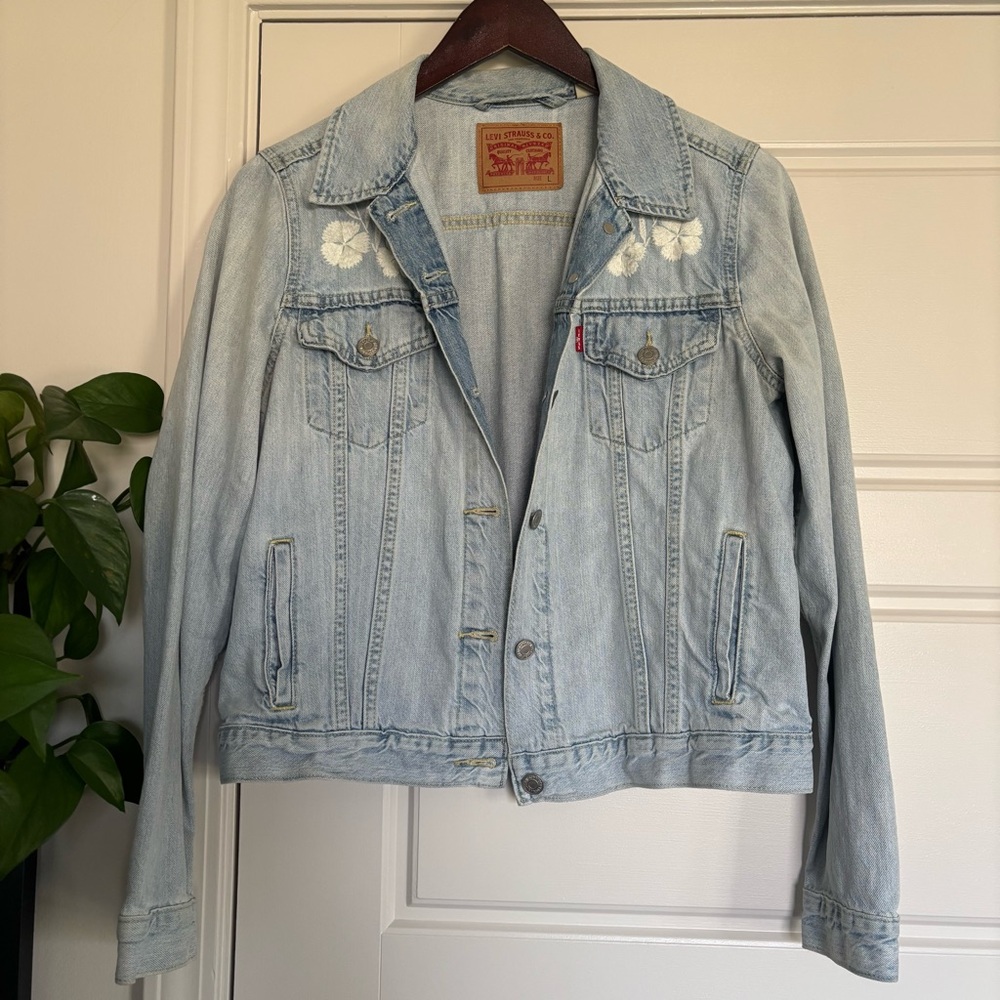 • [Levi’s] Embroidered Jean Jacket •